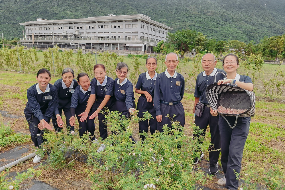 大家在采摘月亮玫瑰时，留下合影，喜悦之情，溢于言表。