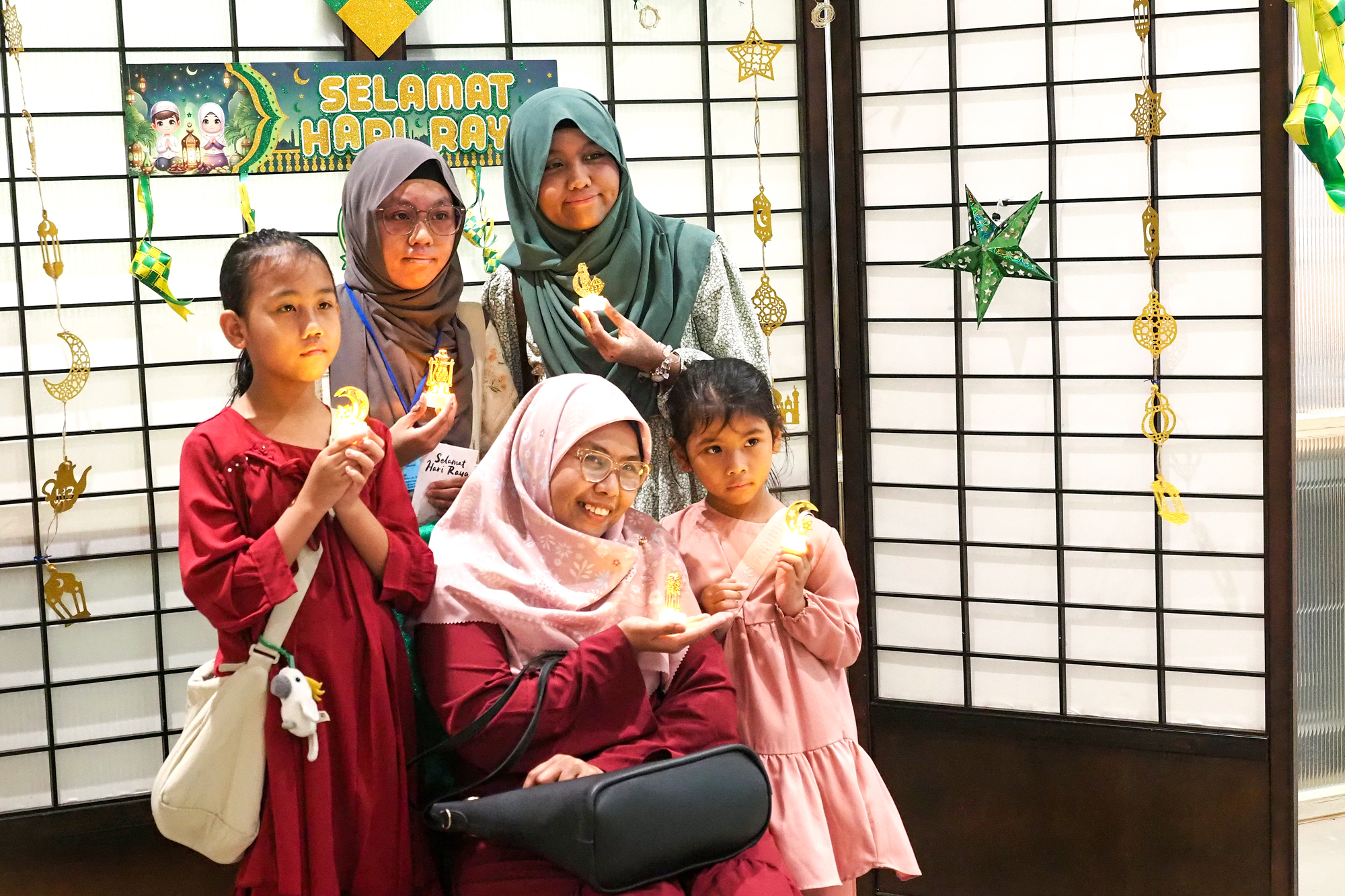 最好的全家福，是节庆时节一家人笑着靠在一起的温馨模样。摄/ 郑智明