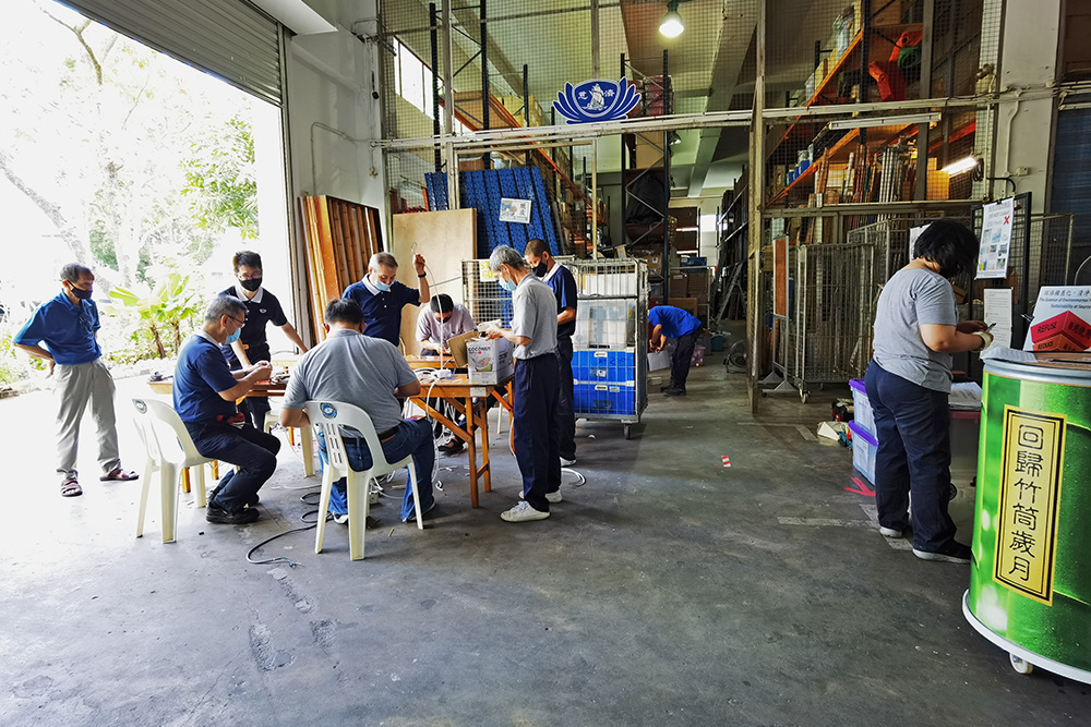 布展组摄善用好几个周末的时间，前往仓库整理、修补、盘点用品。(摄/ 李富民)