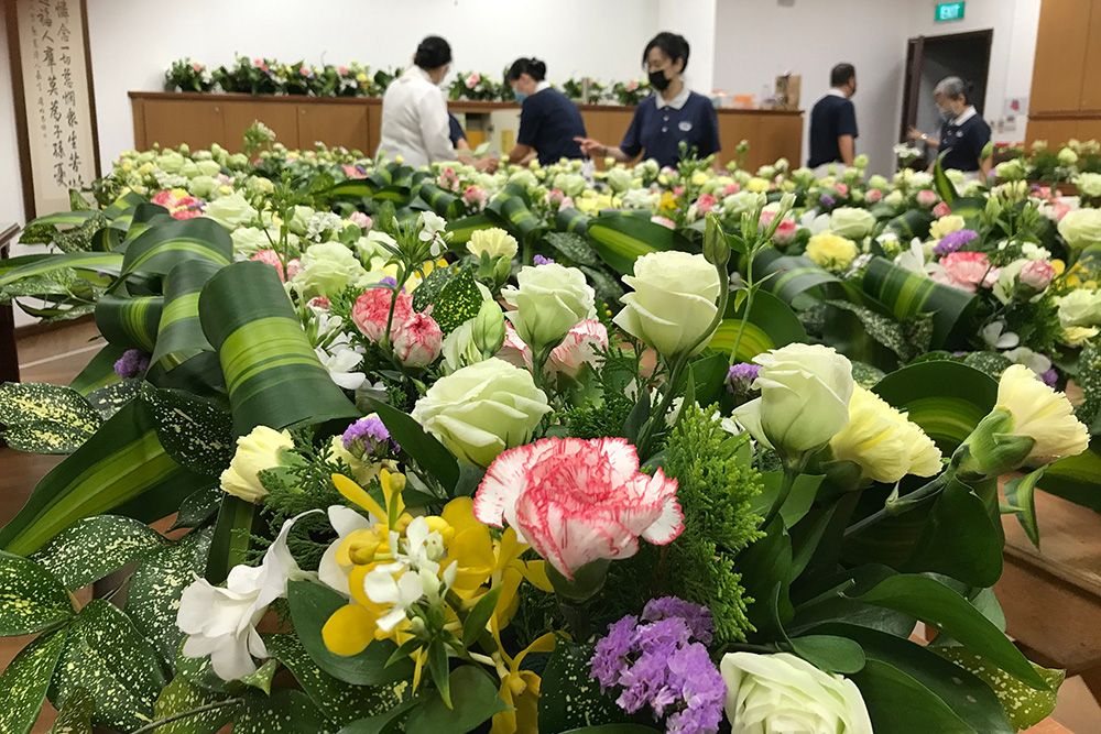 花道组动员12人，在三四天内从采购、清洗、插花到临场修饰，完成将近一百盆插花。(摄/ 吴南凯)