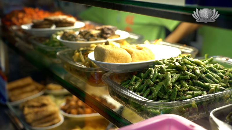 Tzu Chi Volunteers Deliver Vegetarian Lunch to Workplaces